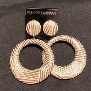 Faux leather pierced post back 80’s large earrings metallic gold & cream dangle